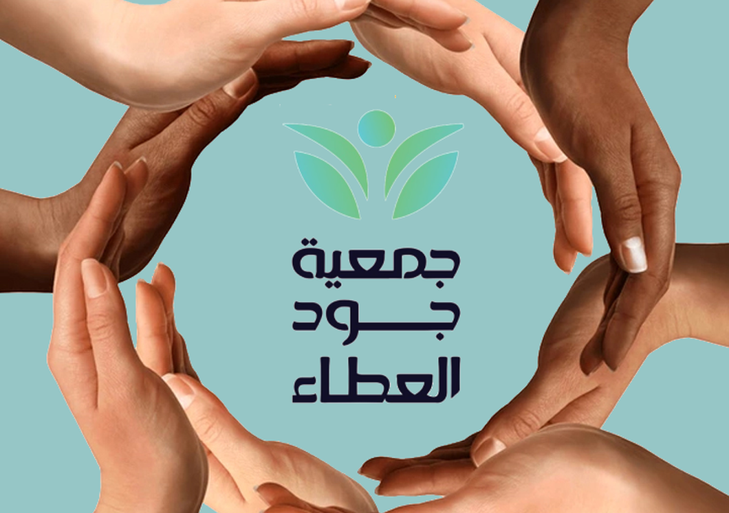 متطوعون يوزعون سلال غذائية على الأسر المحتاجة في رمضان